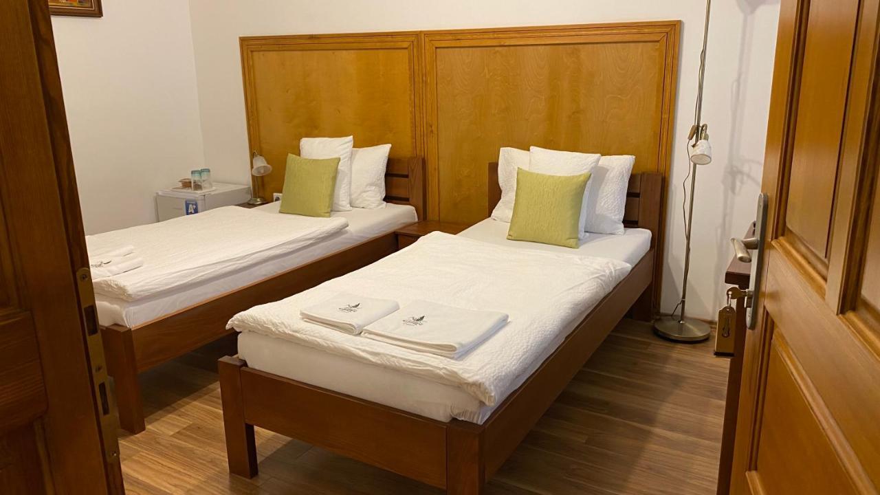 Mamutfenyo Panzio Bed & Breakfast Tata Exterior photo