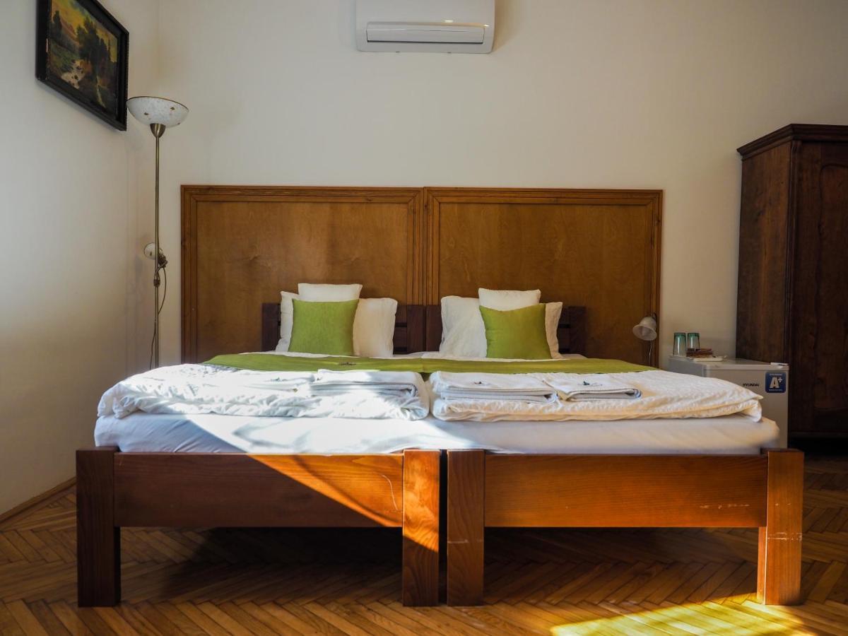 Mamutfenyo Panzio Bed & Breakfast Tata Exterior photo