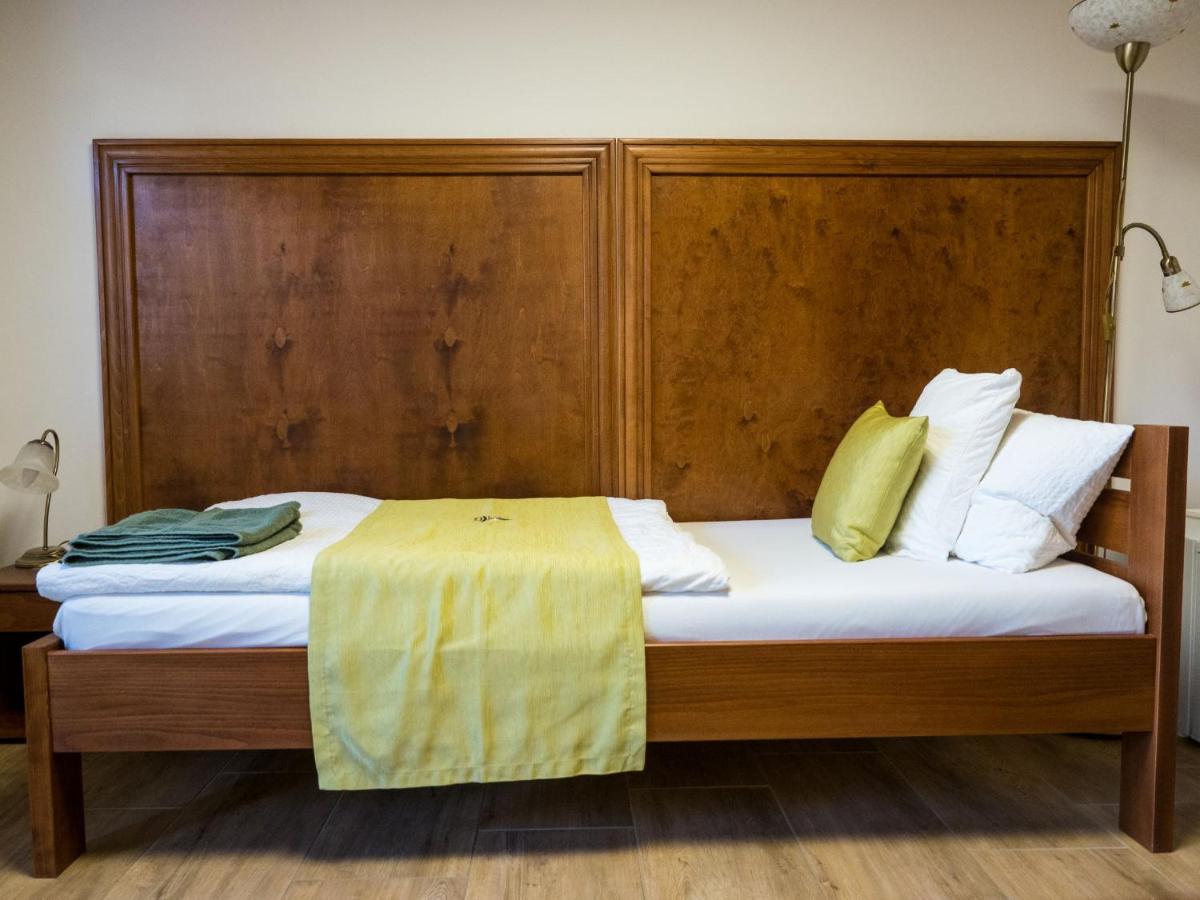 Mamutfenyo Panzio Bed & Breakfast Tata Exterior photo